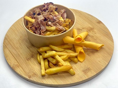 Картофель фри с сырным соусом и беконом